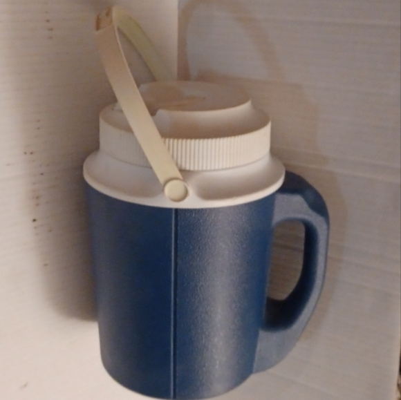 4/$40 Large Water/Liquid Cooler With 2 Handles & Spout - Picture 2 of 8